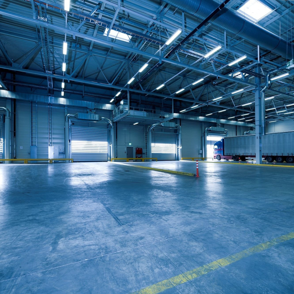 led-industrial-warehouse-lighting-factory-high-bay.png 倉儲卸貨區採用 LED 高天井與線性照明,提供高照度、低耗能與均勻光環境,提升安全與效率。